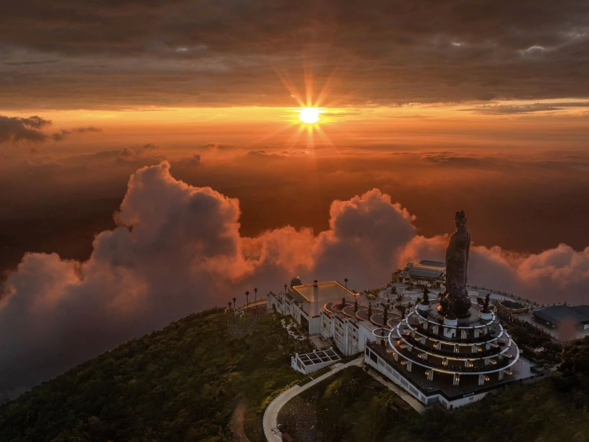 Buổi sáng tại núi Bà Đen là lúc ánh nắng đầu ngày dịu nhẹ