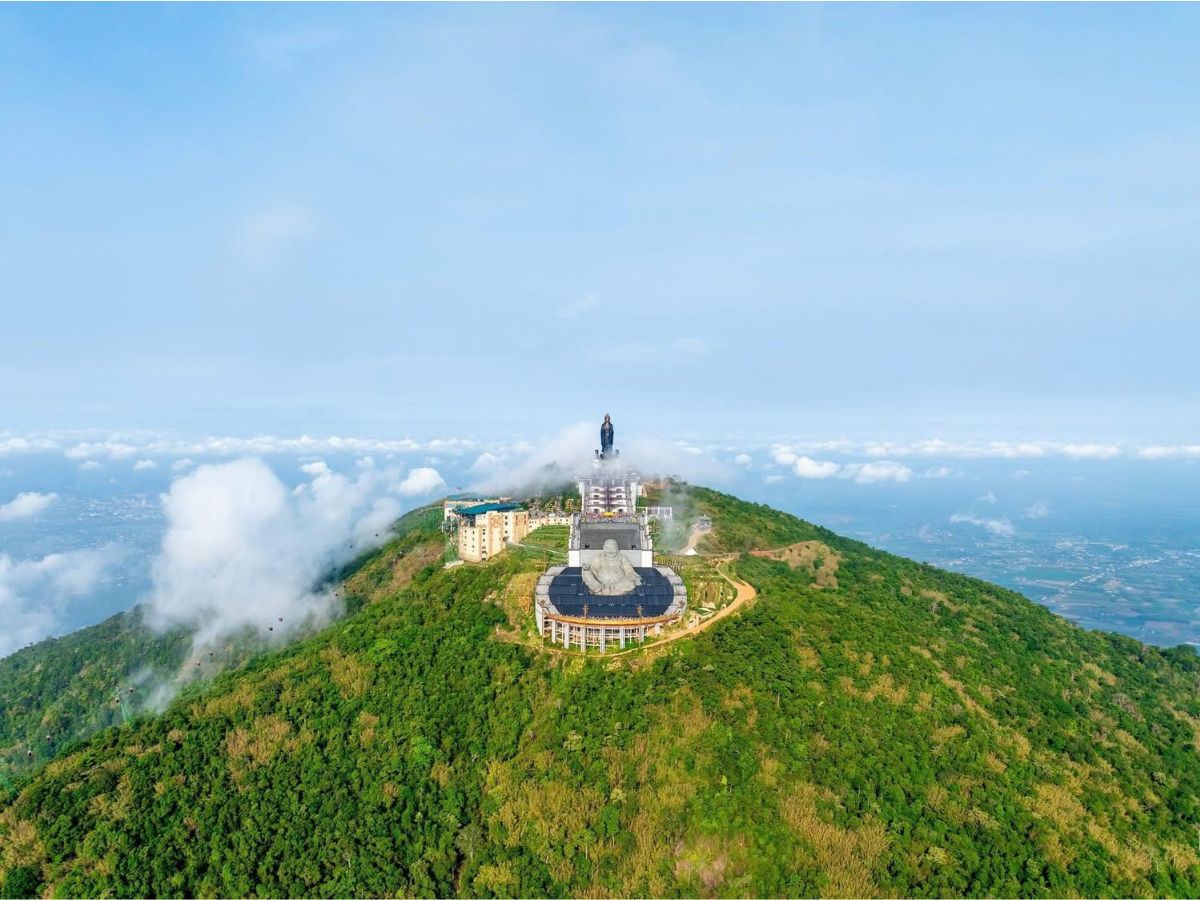Núi Bà Đen là ngọn núi cao nhất khu vực Nam Bộ