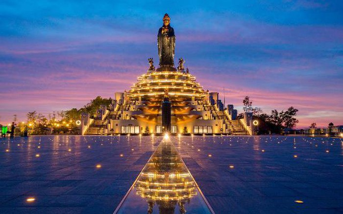 Không khí tĩnh lặng tại núi Bà Đen về tối