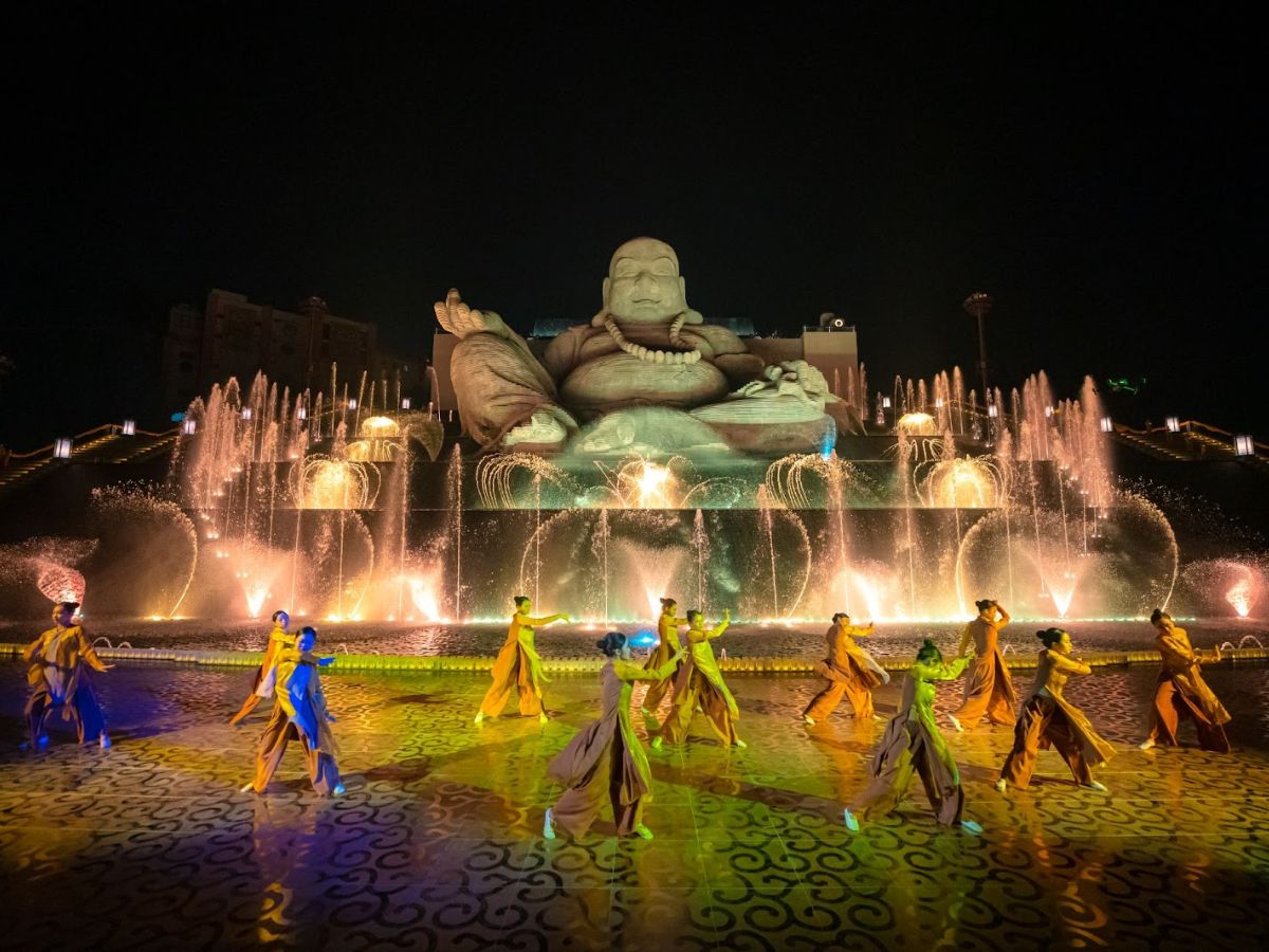Show nhạc nước diễn ra tại khu vực tôn tượng Bồ Tát Di Lặc