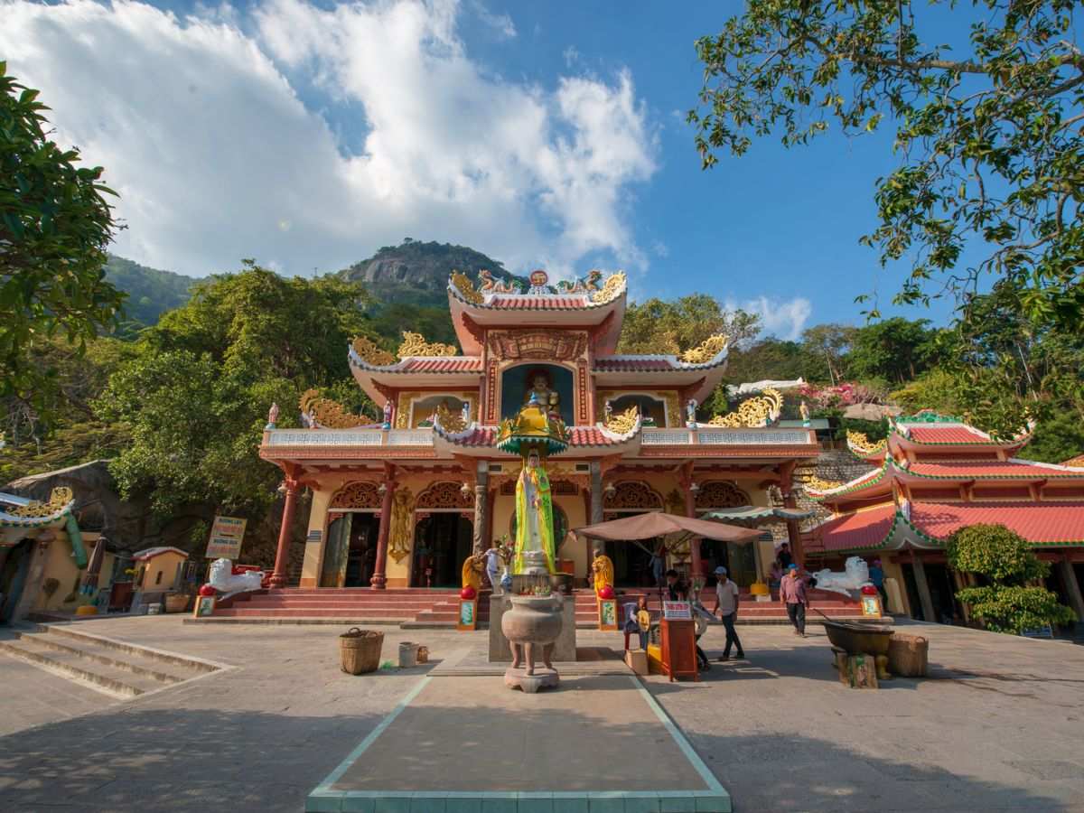 Quần thể chùa Bà với 300 năm tuổi là điểm tham quan và kết nối giá trị tinh thần sâu sắc