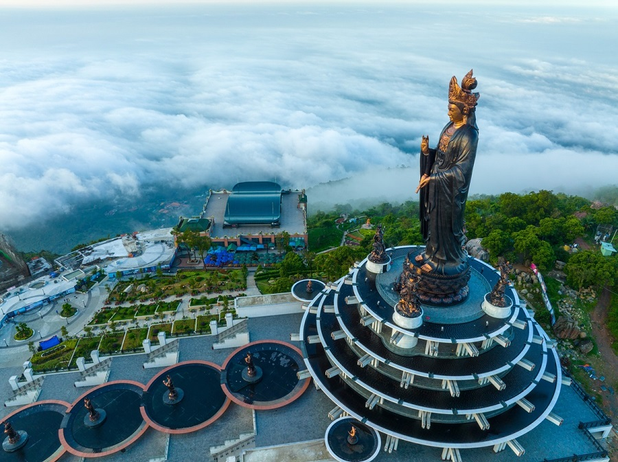 Tượng Phật Tây Bồ Đà Sơn là một trong những điểm tham quan tâm linh nổi tiếng trên đỉnh núi Bà Đen