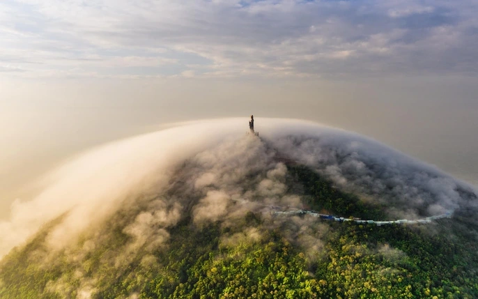 Sáng sớm là khung giờ lý tưởng để du khách bắt đầu hành trình khám phá núi Bà Đen