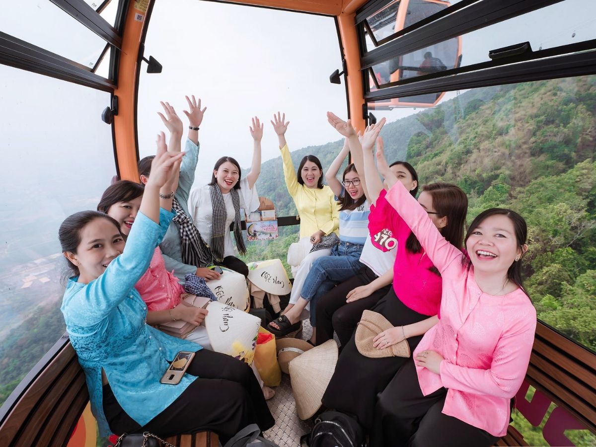 Di chuyển bằng cáp treo tại Núi Bà Đen là trải nghiệm vừa tiện lợi vừa giàu cảm xúc