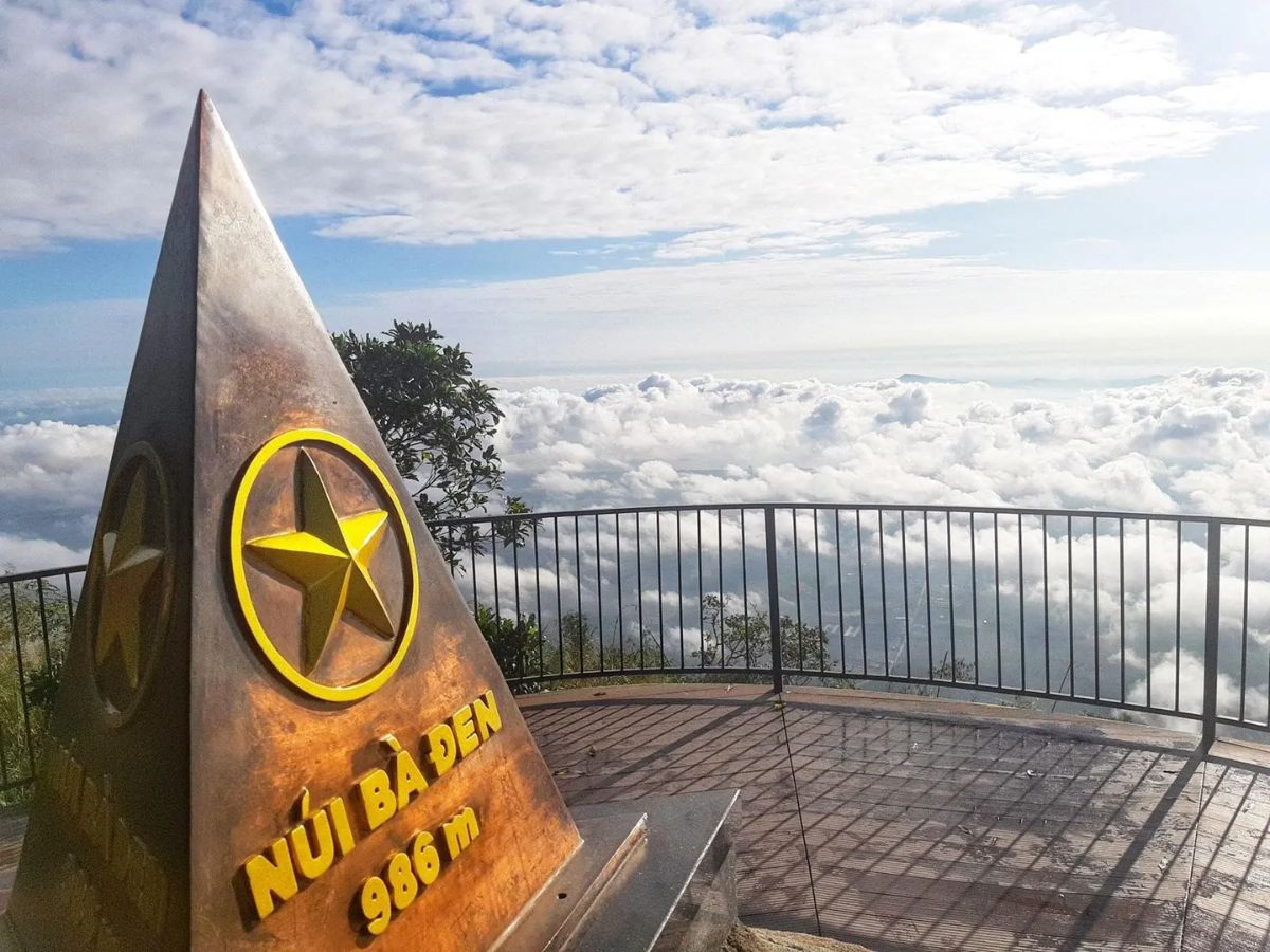 Núi Bà Đen được mệnh danh là nóc nhà Nam Bộ bởi độ cao 986m