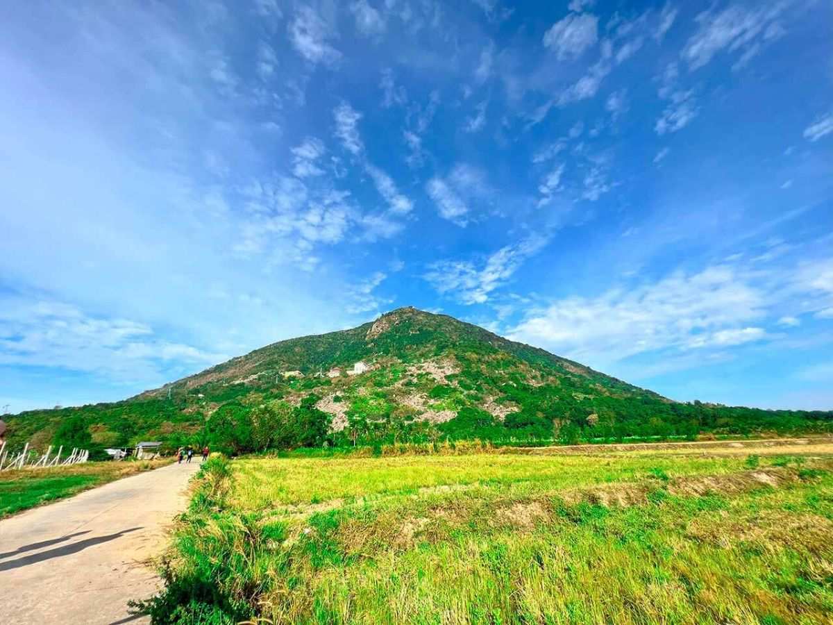 Đường đến gần đến núi Bà Đen khung cảnh hai bên đường mở ra với đồng ruộng