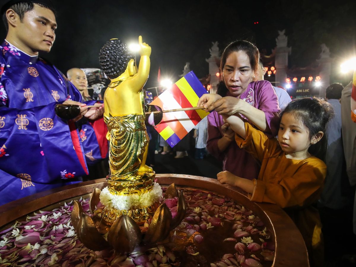 Không khí lễ hội trên đỉnh núi Bà Đen vào ngày Phật Đản.