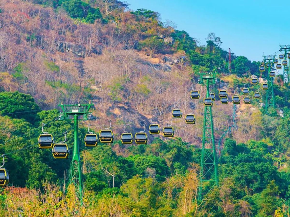 Du khách đi cáp treo lên khu vực chùa Hang để tham gia lễ chính.