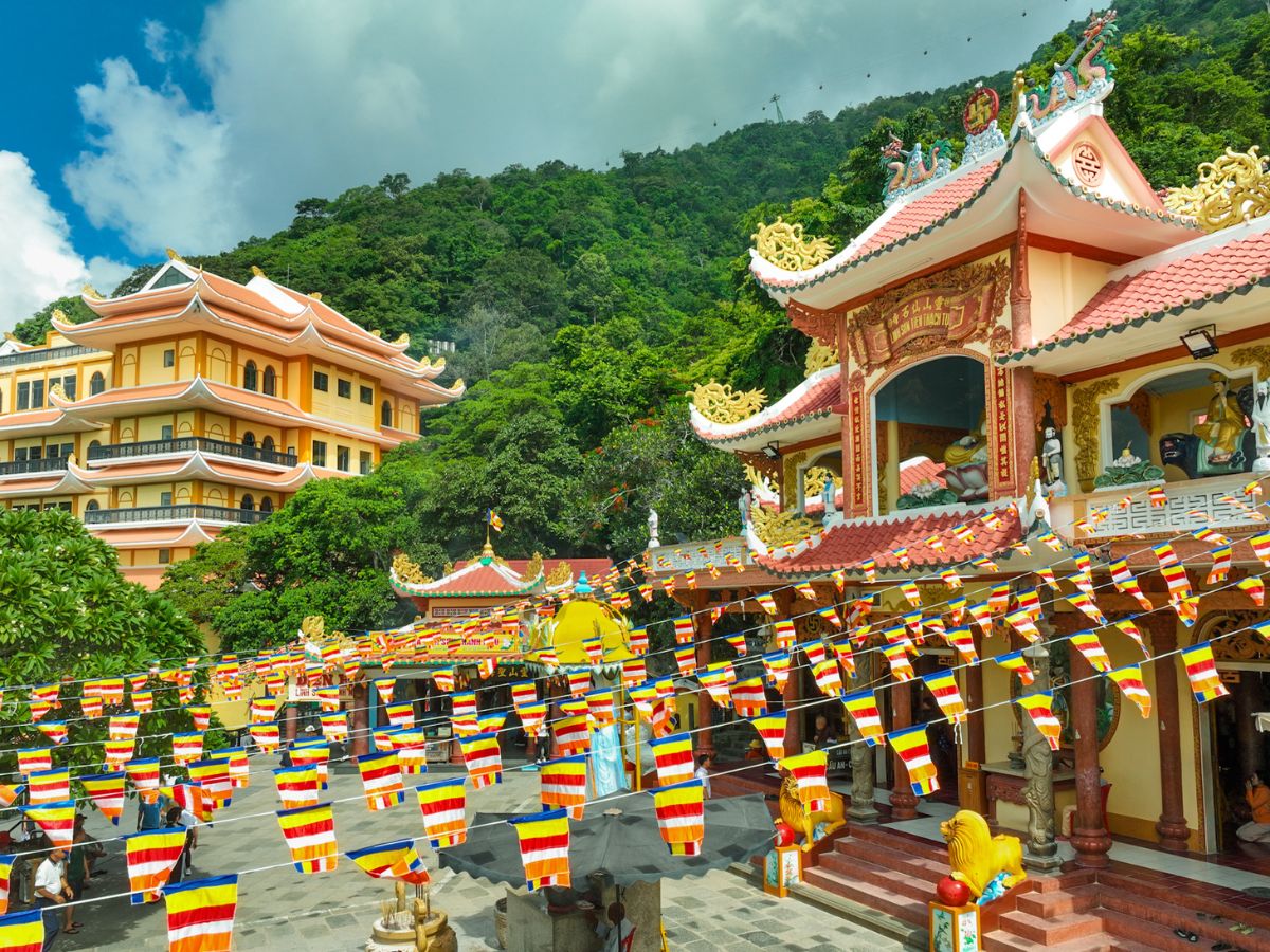 Không gian lễ hội trên đỉnh núi Bà Đen mang đến một sắc thái riêng.