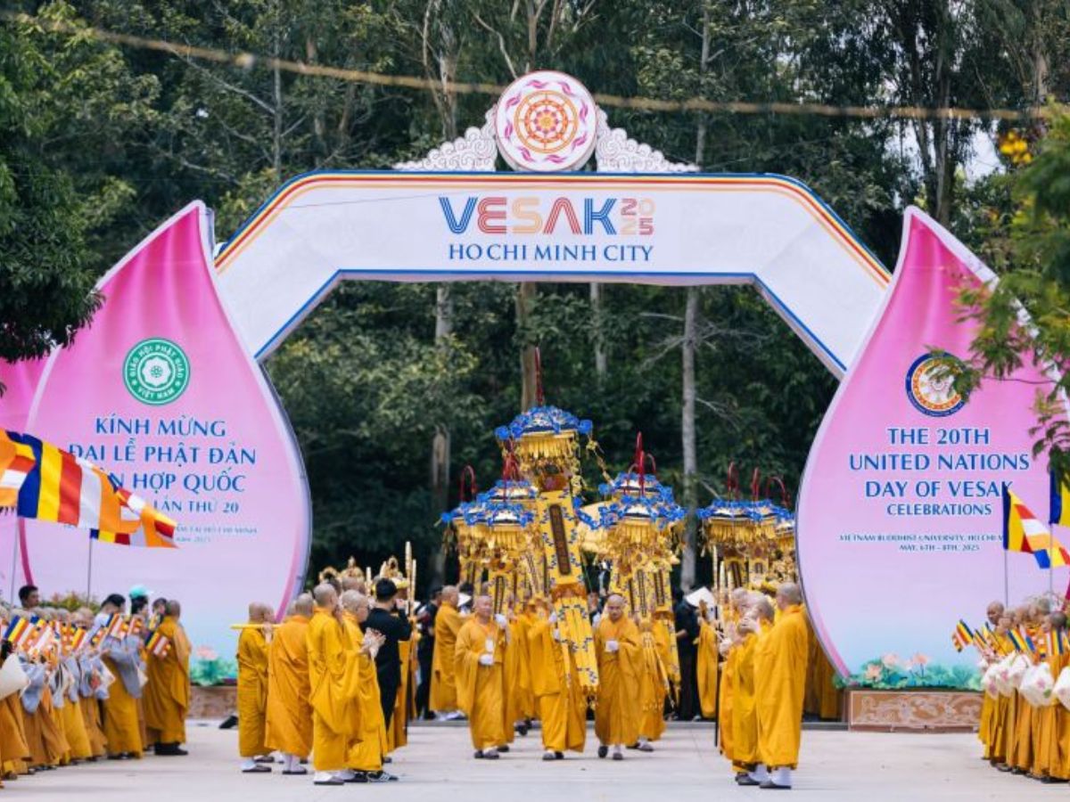 Du khách tuân thủ các quy định và chọn thời điểm phù hợp tham gia lễ Phật Đản an toàn, trọn vẹn.