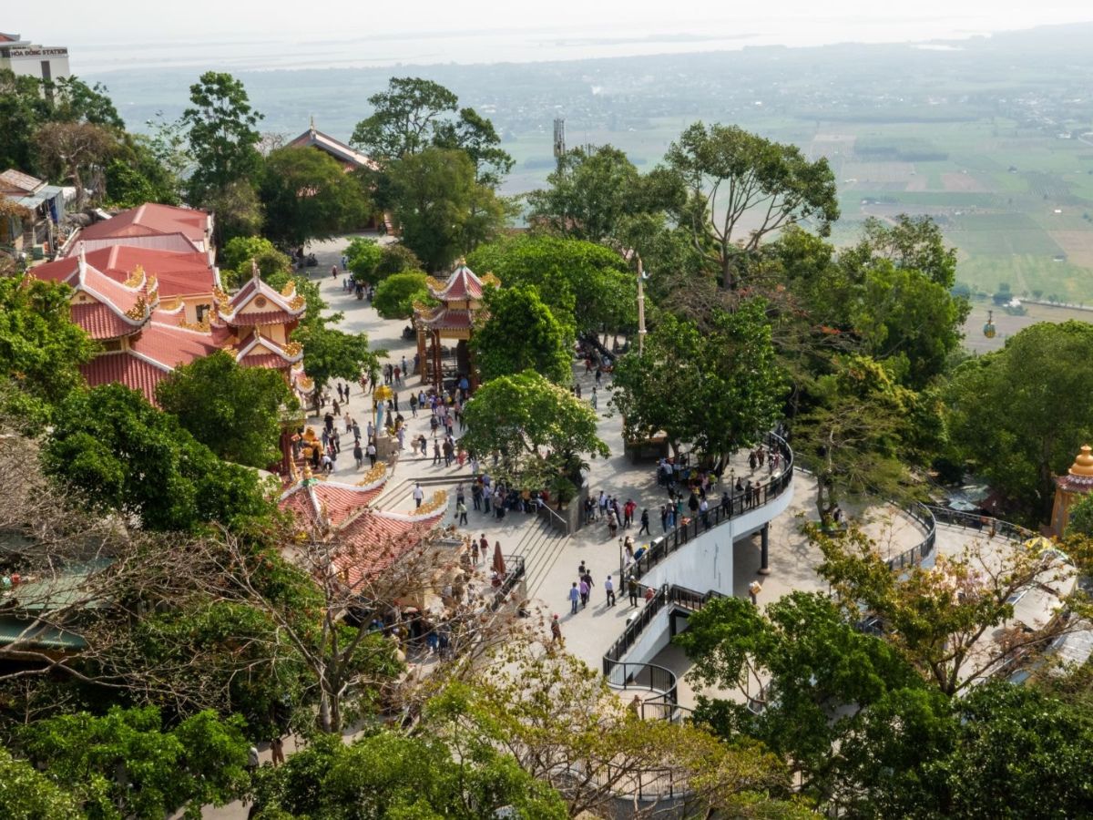 Trải nghiệm lễ chùa dâng hương tại khu vực chùa lưng chừng núi.