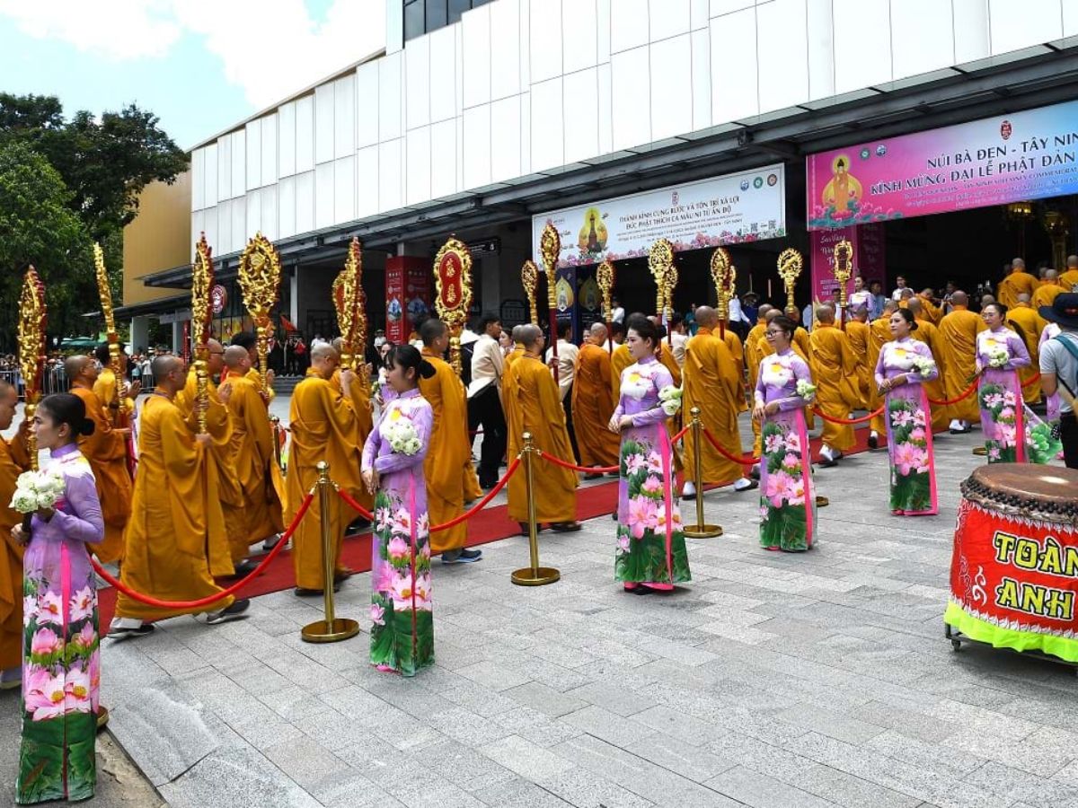 Du khách chuẩn bị lễ, trang phục và kế hoạch để đi lễ Phật Đản Núi Bà Đen.