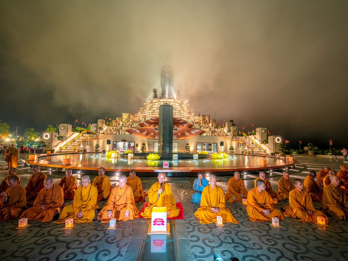 Không gian linh thiêng trên đỉnh núi Bà Đen.