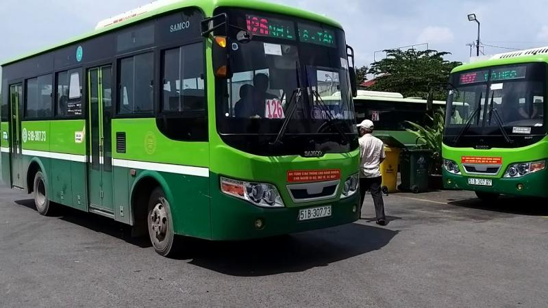 Di chuyển bằng xe khách giúp du khách tiết kiệm sức lực và chi phí hơn