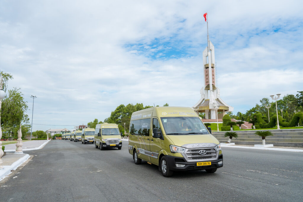 Du khách có thể di chuyển bằng xe limousine từ TP.HCM tới trung tâm Tây Ninh