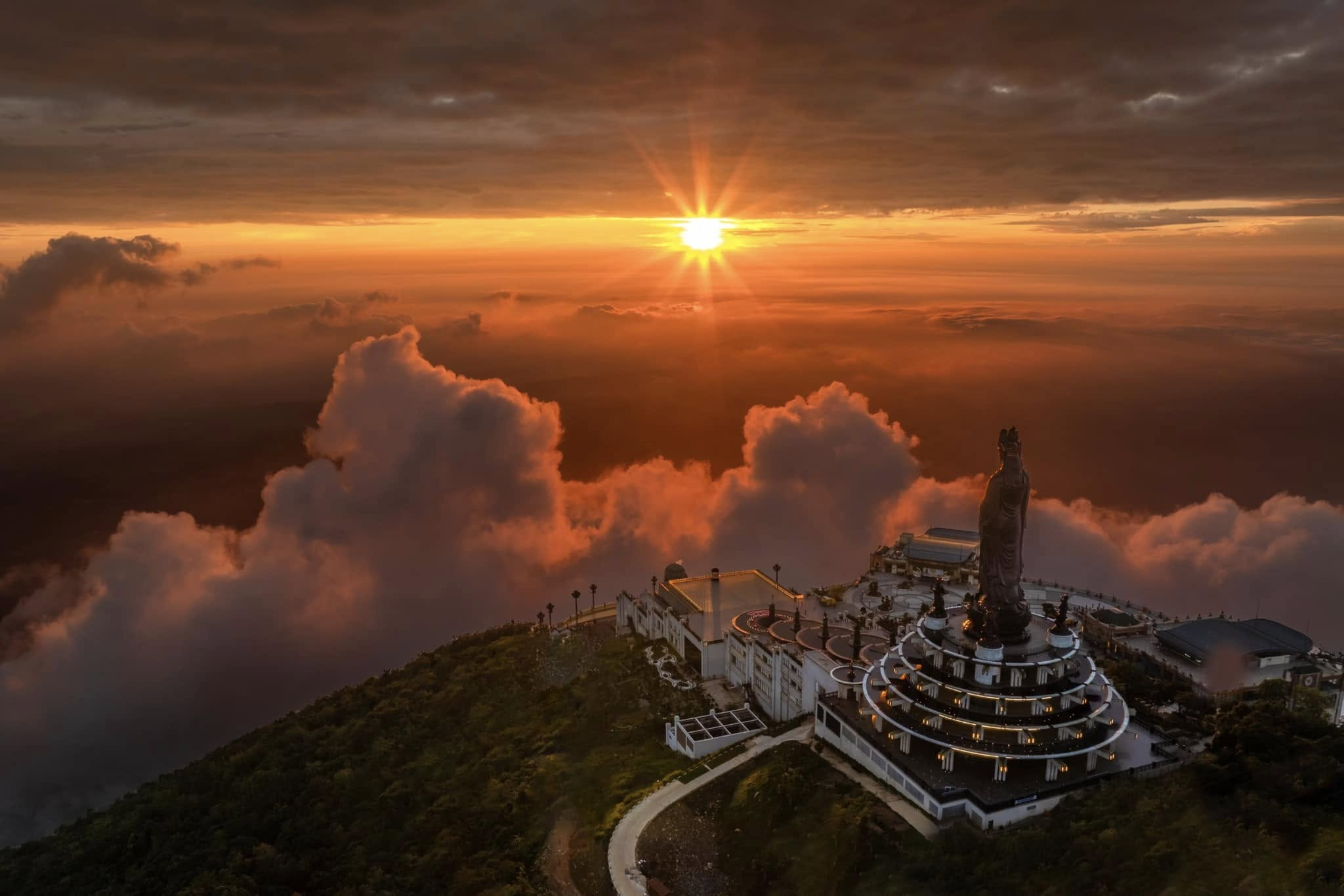 Khung cảnh hoàng hôn tuyệt đẹp trên đỉnh núi Bà