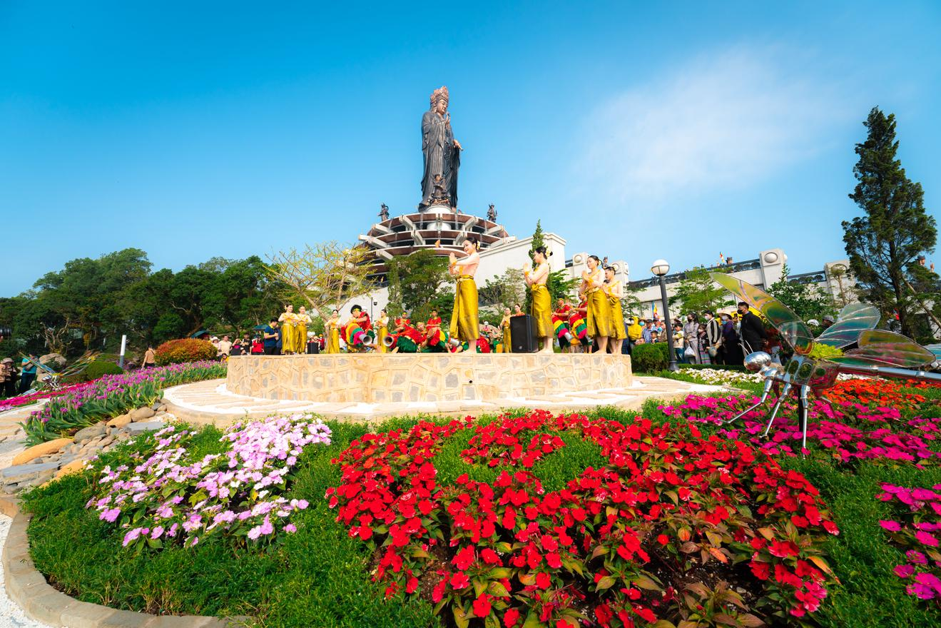 Bầu trời trong xanh tạo nên khung cảnh tuyệt đẹp tại đỉnh núi Bà