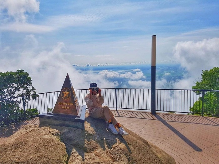 Du khách check in bên cột mốc 986 m