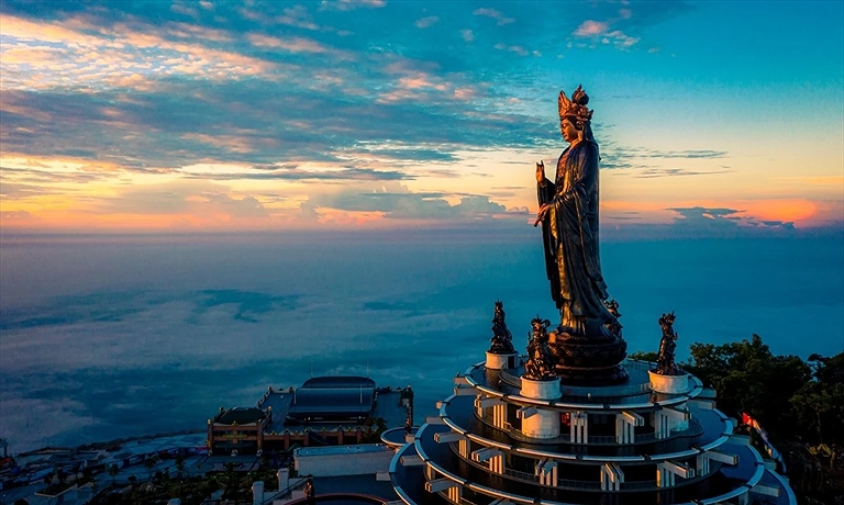 Tượng Phật Tây Bổ Đà Sơn uy nghi trên đỉnh núi
