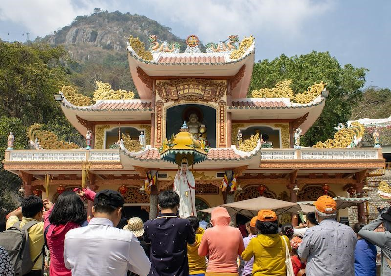 Du khách cần mặc các trang phục kín đáo và lịch sự khi ghé các điểm tâm linh
