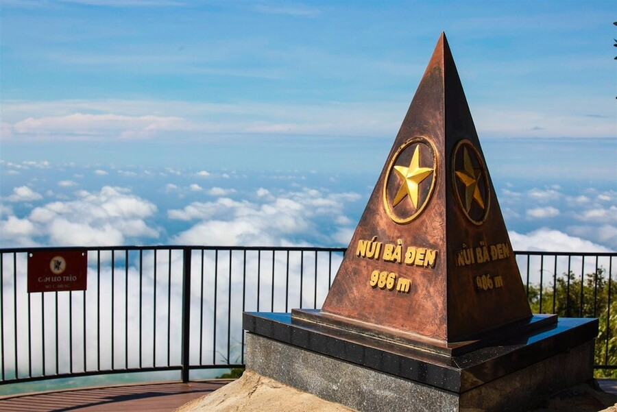 Cột mốc 986 m là một trong những điểm check in không thể bỏ qua khi tới Núi Bà Đen