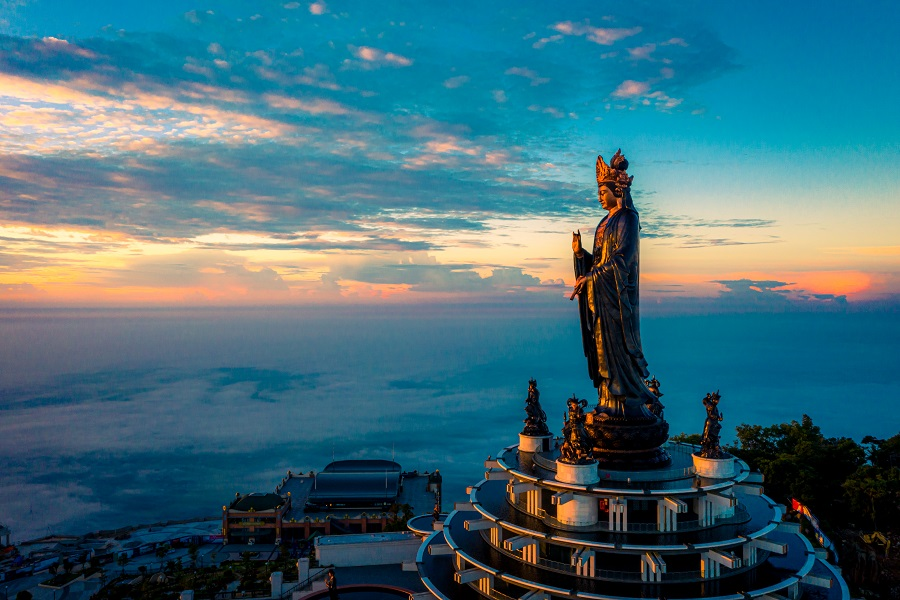 Tượng Phật Tây Bổ Đà Sơn uy nghi trên đỉnh núi