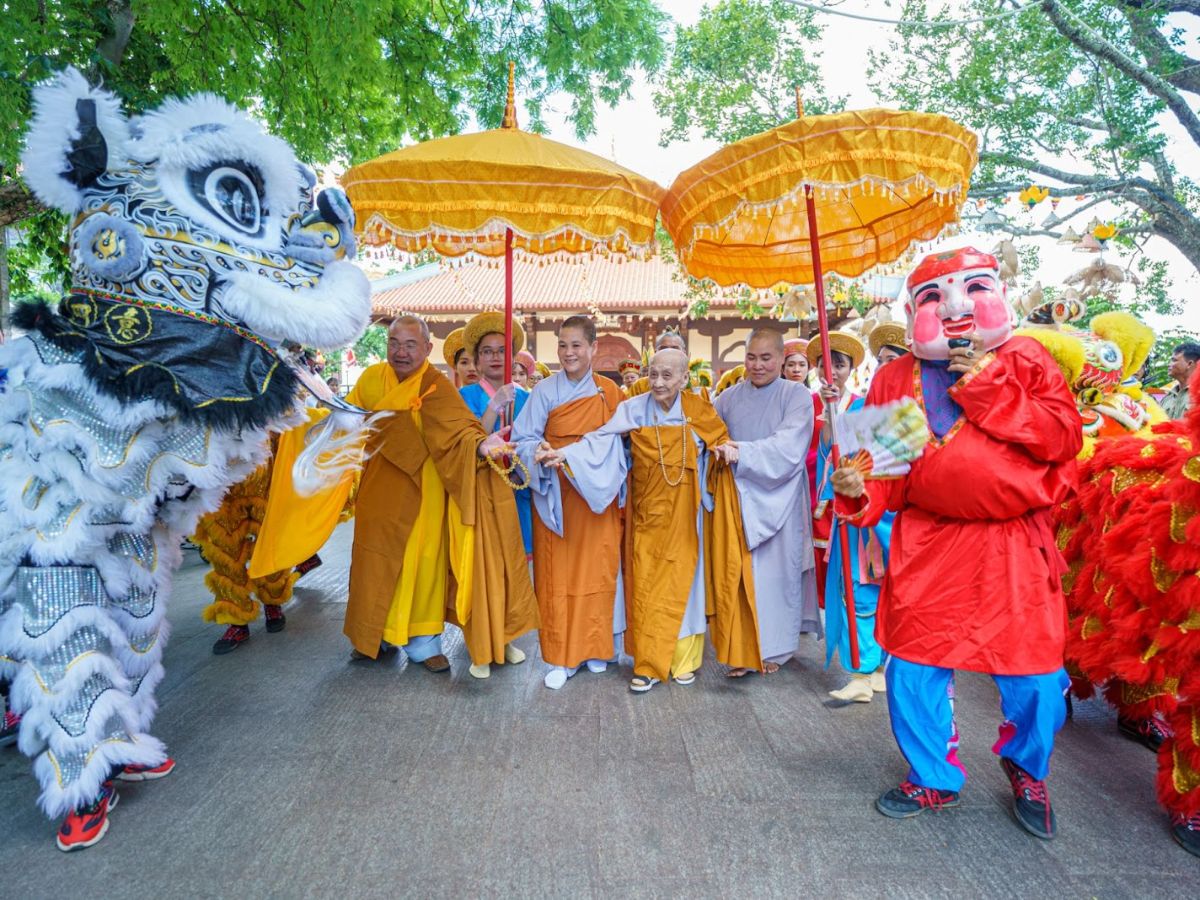 Du khách lên lịch trình tham quan và chiêm bái không gian Phật giáo trên đỉnh núi Bà Đen.