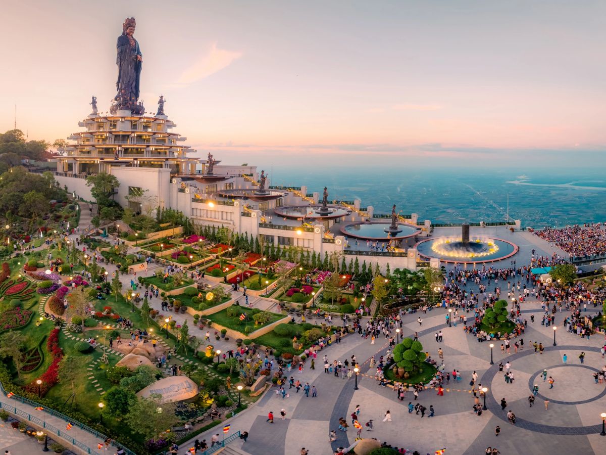 Du khách chiêm bái tượng Phật tâm linh kỳ vĩ.
