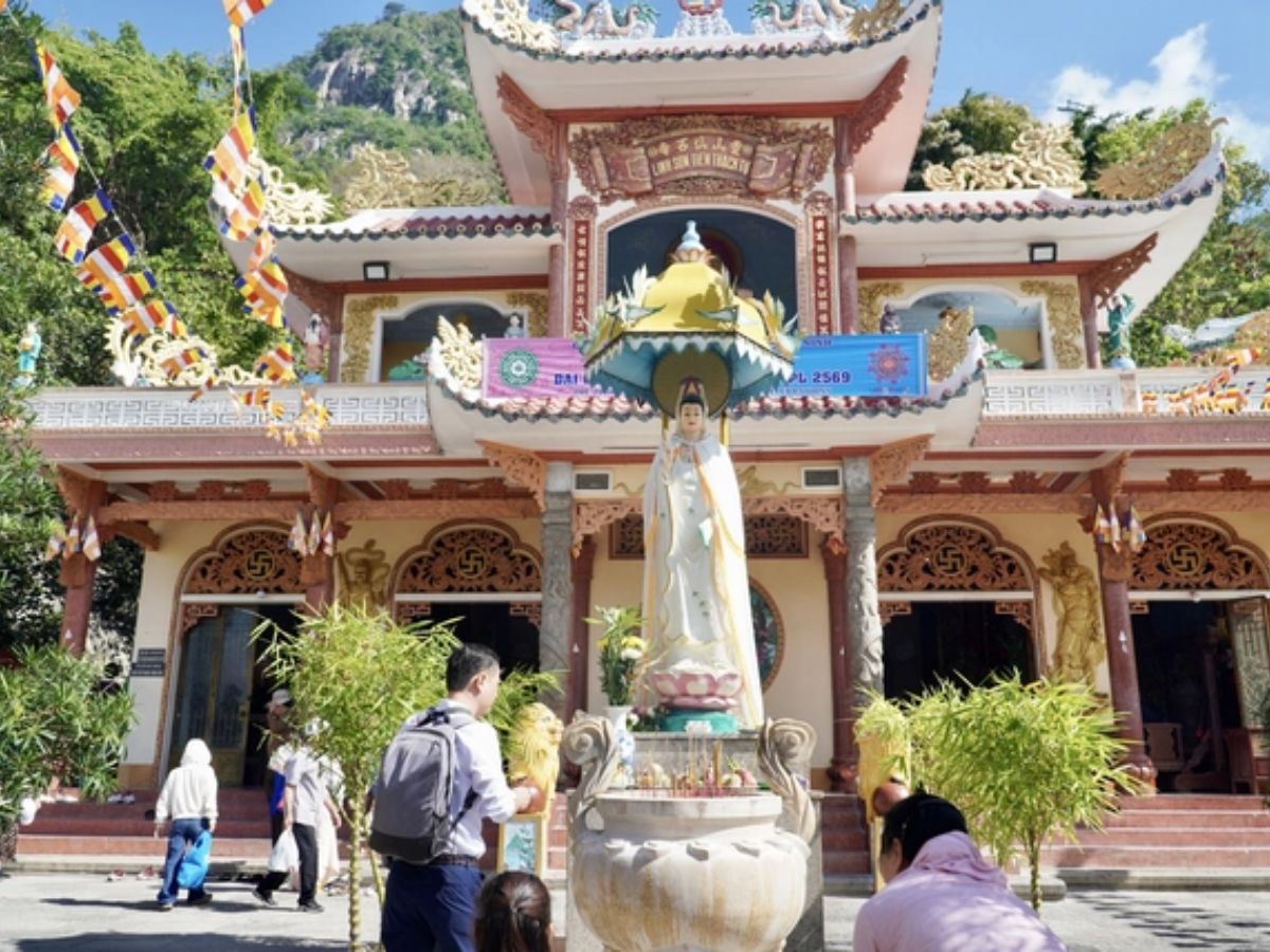 Du khách có thể chọn chính lễ để cảm nhận trọn vẹn, trước hoặc sau lễ để tận hưởng không gian thư thái hơn.