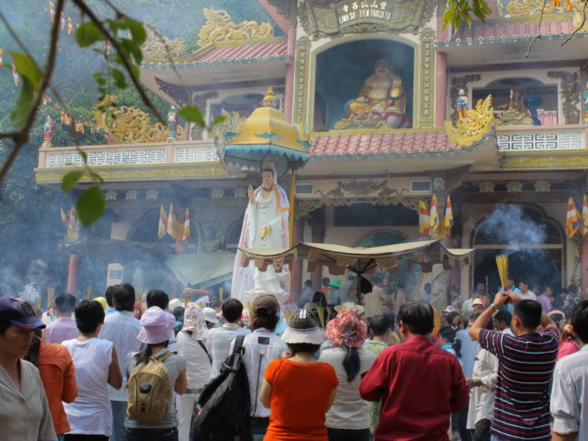Du khách chiêm bái và dâng hương trên đỉnh núi Bà Đen.