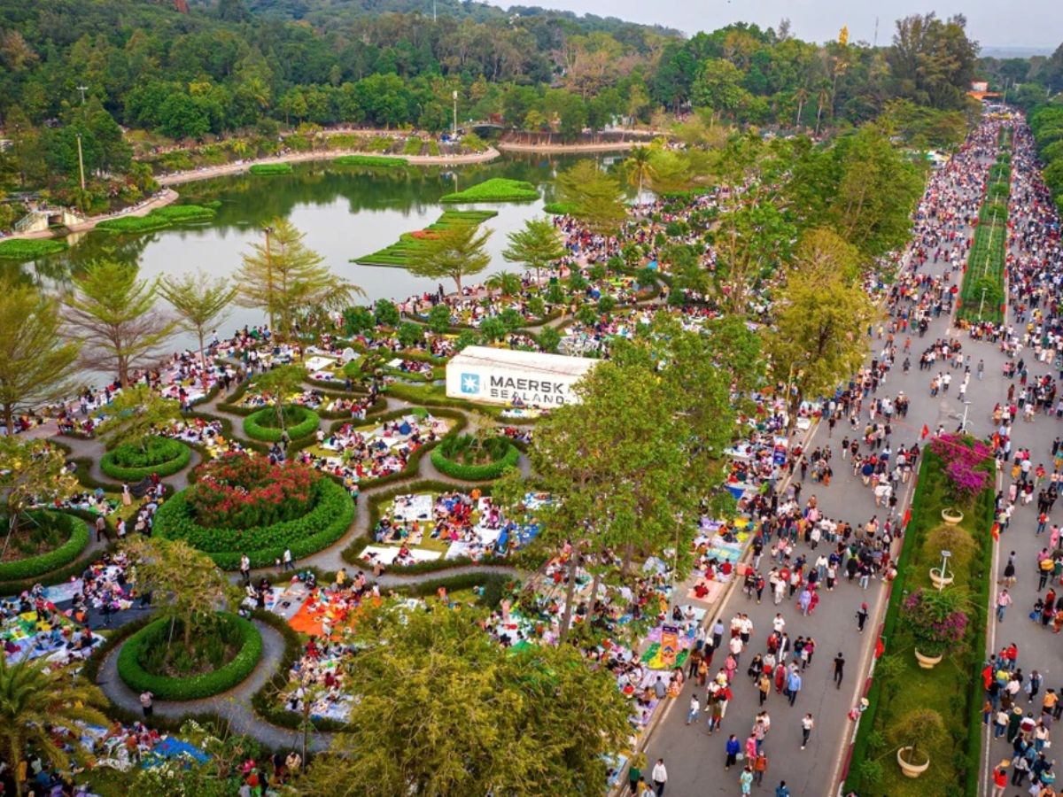 Du khách di chuyển từ Sài Gòn đi Núi Bà Đen khoảng 100 km.