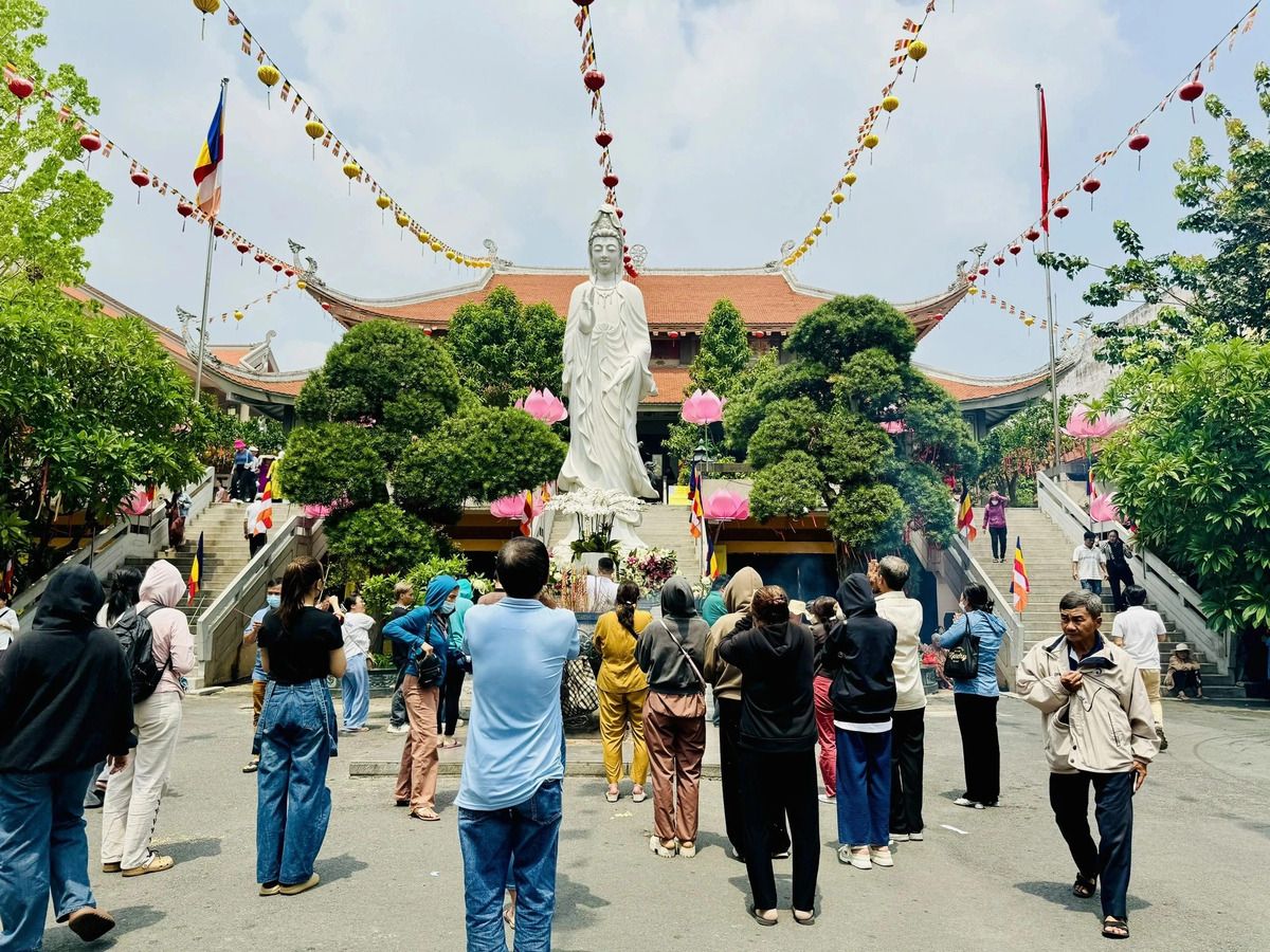 Du khách mặc trang phục kín đáo, trang trọng trong ngày lễ Vía Bà Đen.