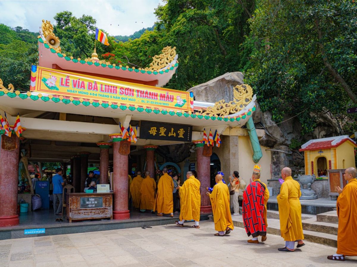 Du khách đi lễ Vía Bà Đen linh thiêng vào chính hội.