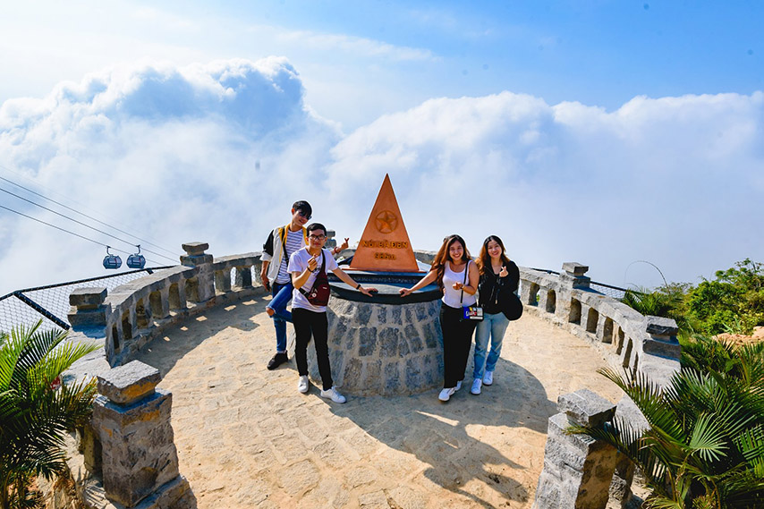 Du khách thích thú check in bên cột mốc 986 m trên đỉnh núi