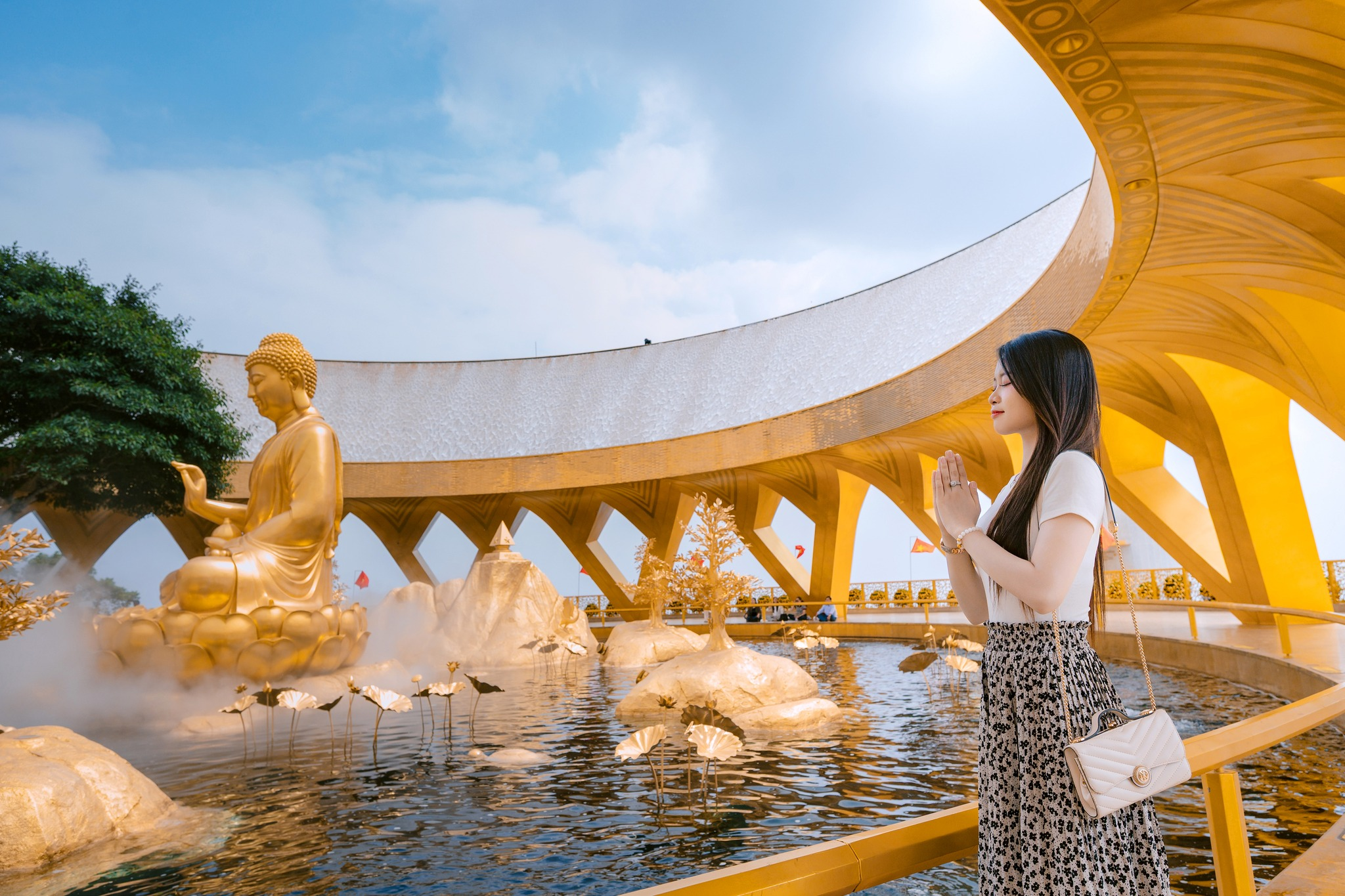 Du khách nên lựa chọn các trang phục nhẹ nhàng, thoải mái khi chụp ảnh tại Núi Bà Đen