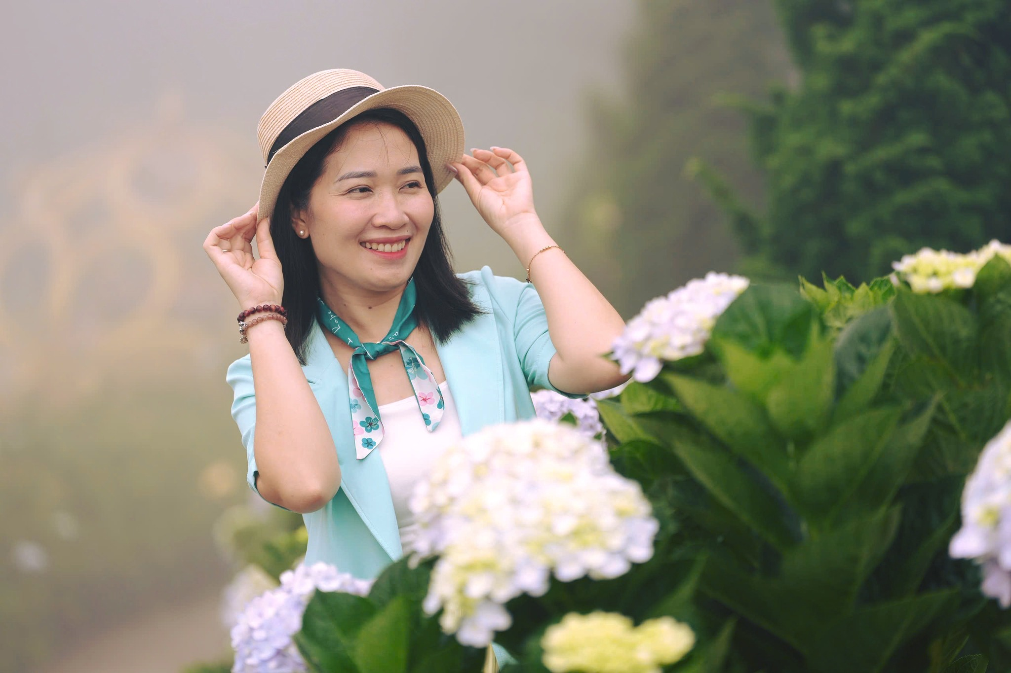 Mang theo các thiết bị và phụ kiện chụp ảnh giúp du khách lưu giữ nhiều tấm hình đẹp tại Núi Bà Đen