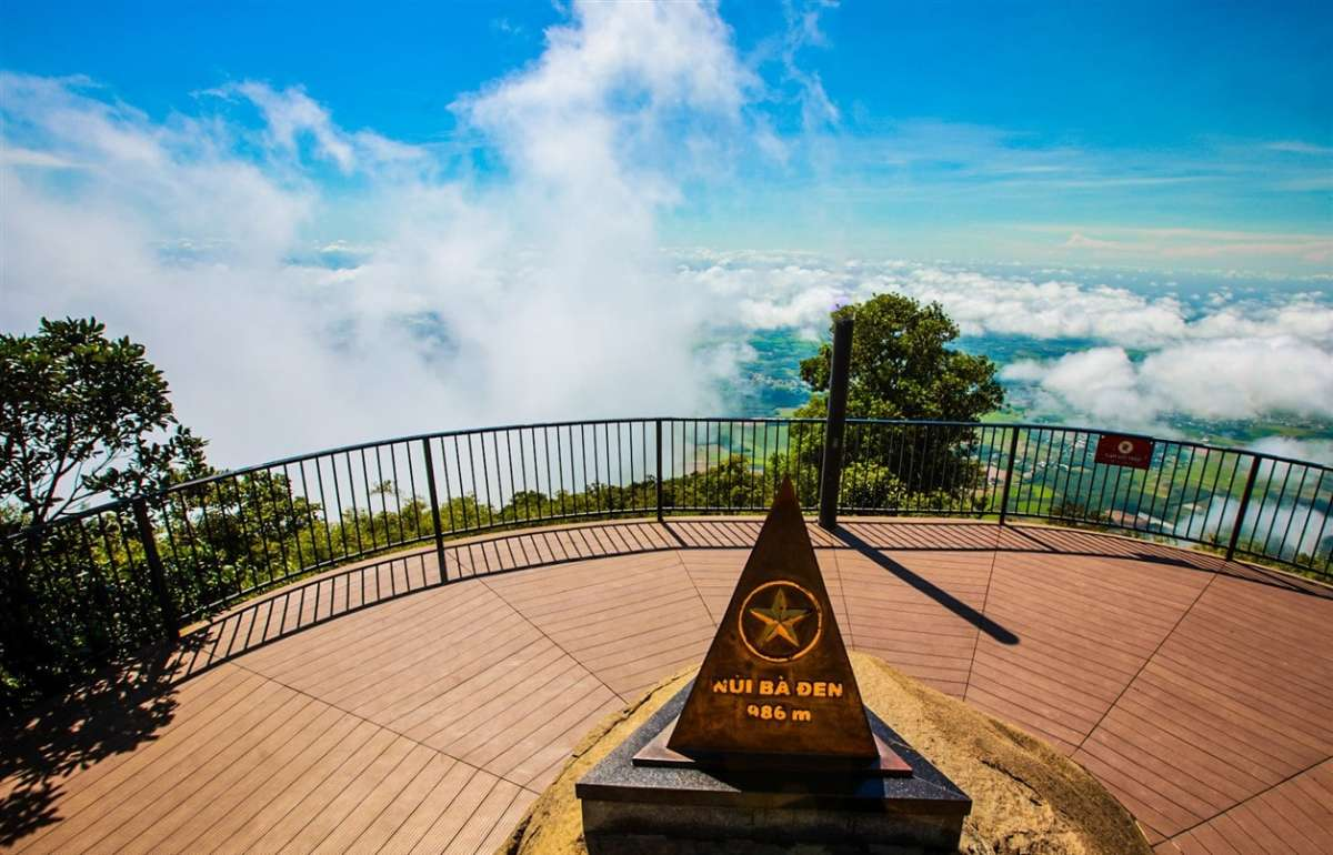 Khung cảnh thoáng đãng trên đỉnh Núi Bà Đen vào ngày hè
