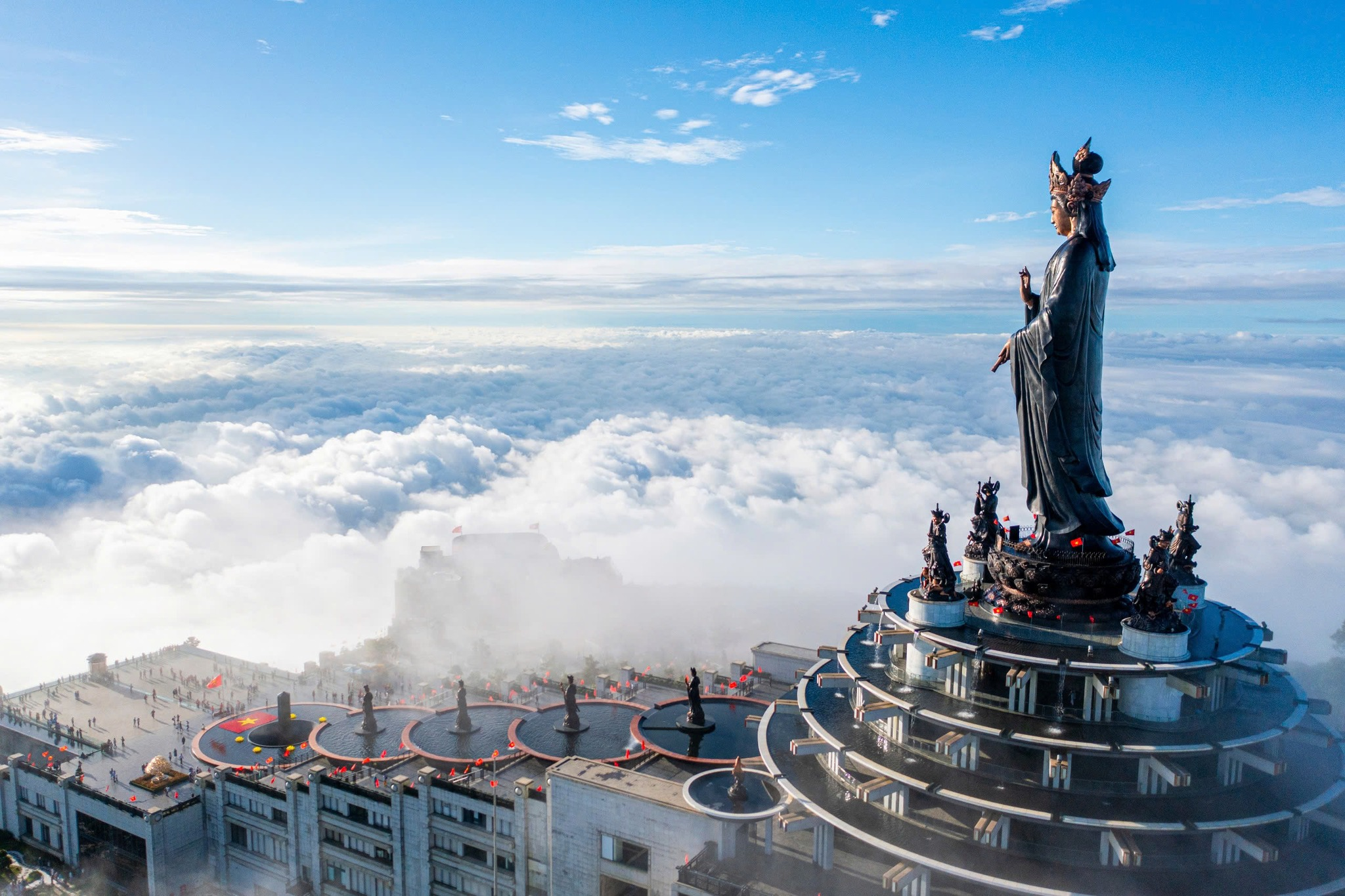 Tượng Phật Tây Bổ Đà Sơn uy nghi trên quảng trường Núi Bà Đen