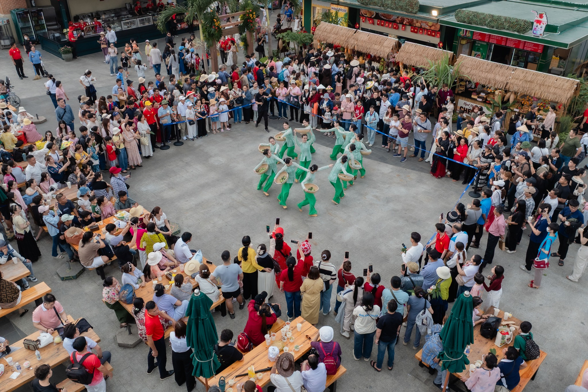 Đổi sẵn tiền Việt Nam giúp du khách Campuchia dễ dàng tận hưởng các trải nghiệm tại Núi Bà Đen hơn