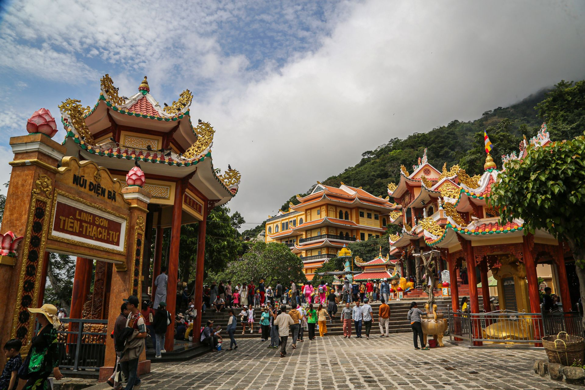 Quần thể chùa linh thiêng tại Núi Bà Đen