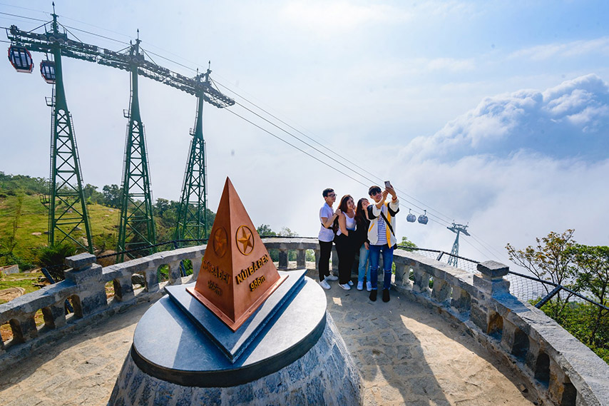 Du khách thành công “săn” biển mây trên đỉnh núi