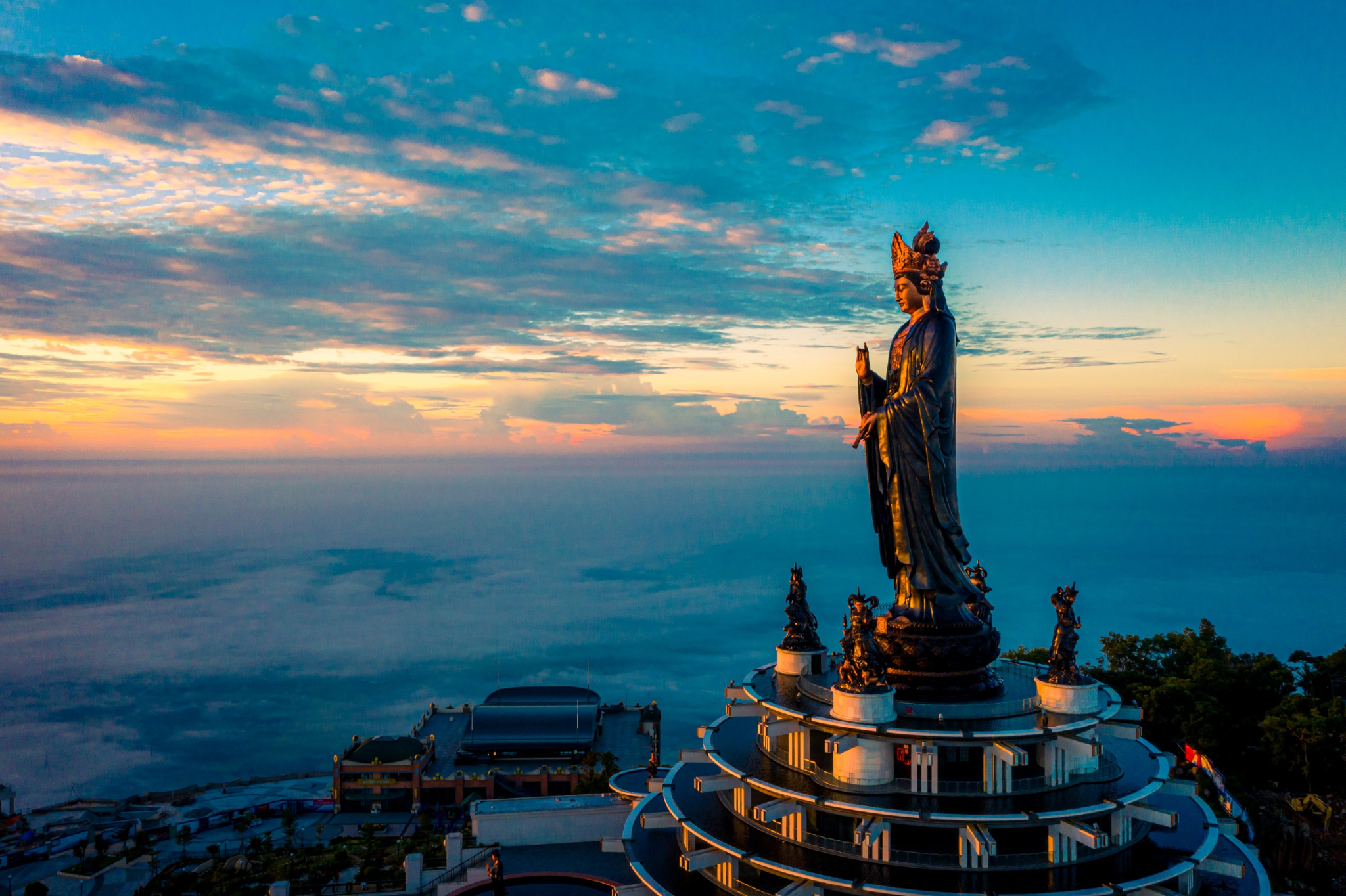 Tượng Phật Tây Bổ Đà Sơn uy nghi trên đỉnh núi