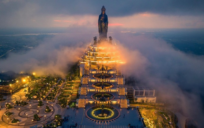 Tượng Phật Tây Bổ Đà Sơn là một trong những công trình nổi bật trên đỉnh núi