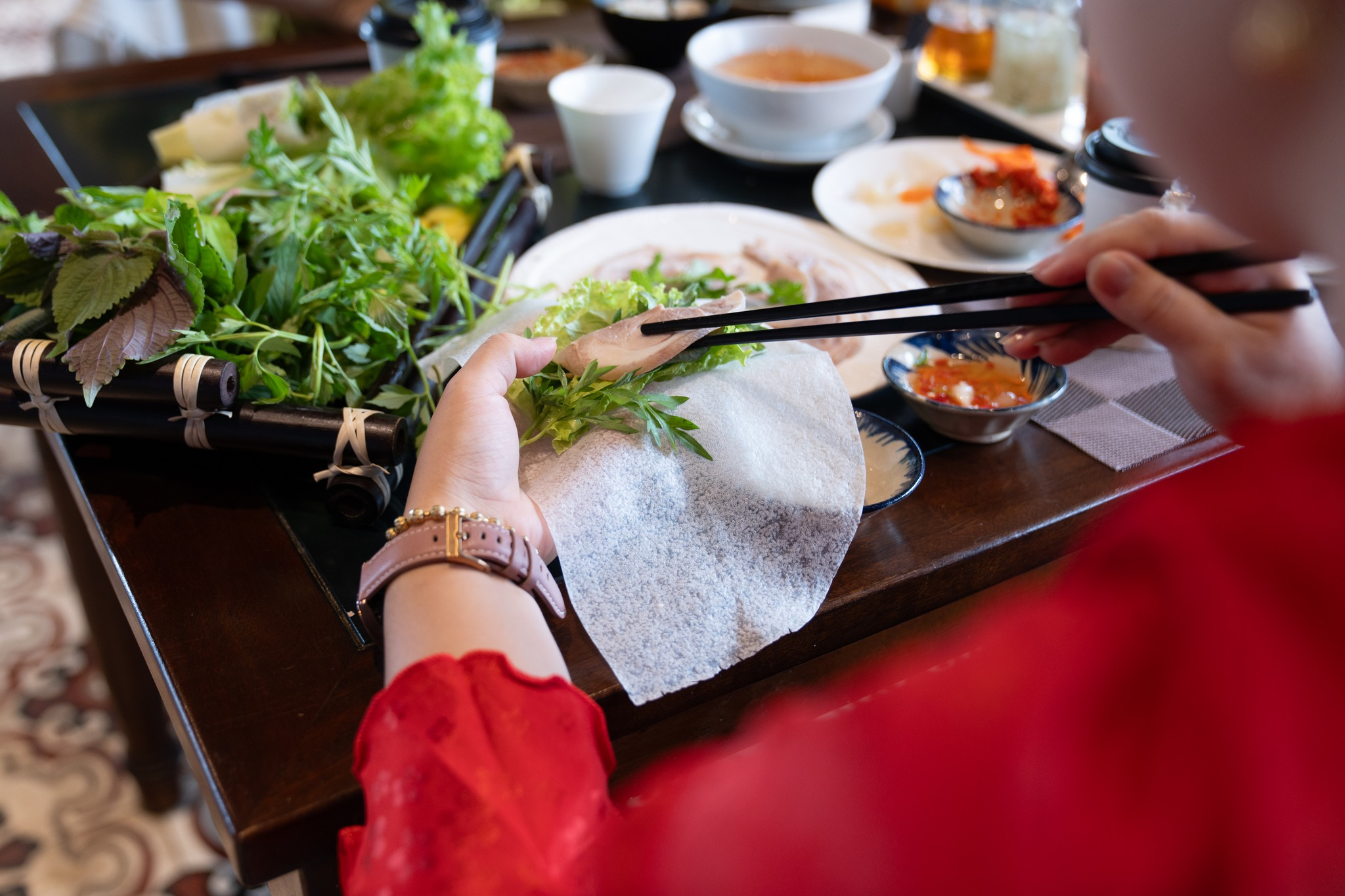 Bánh tráng phơi sương cuốn thịt heo là một trong những đặc sản nổi tiếng của Tây Ninh