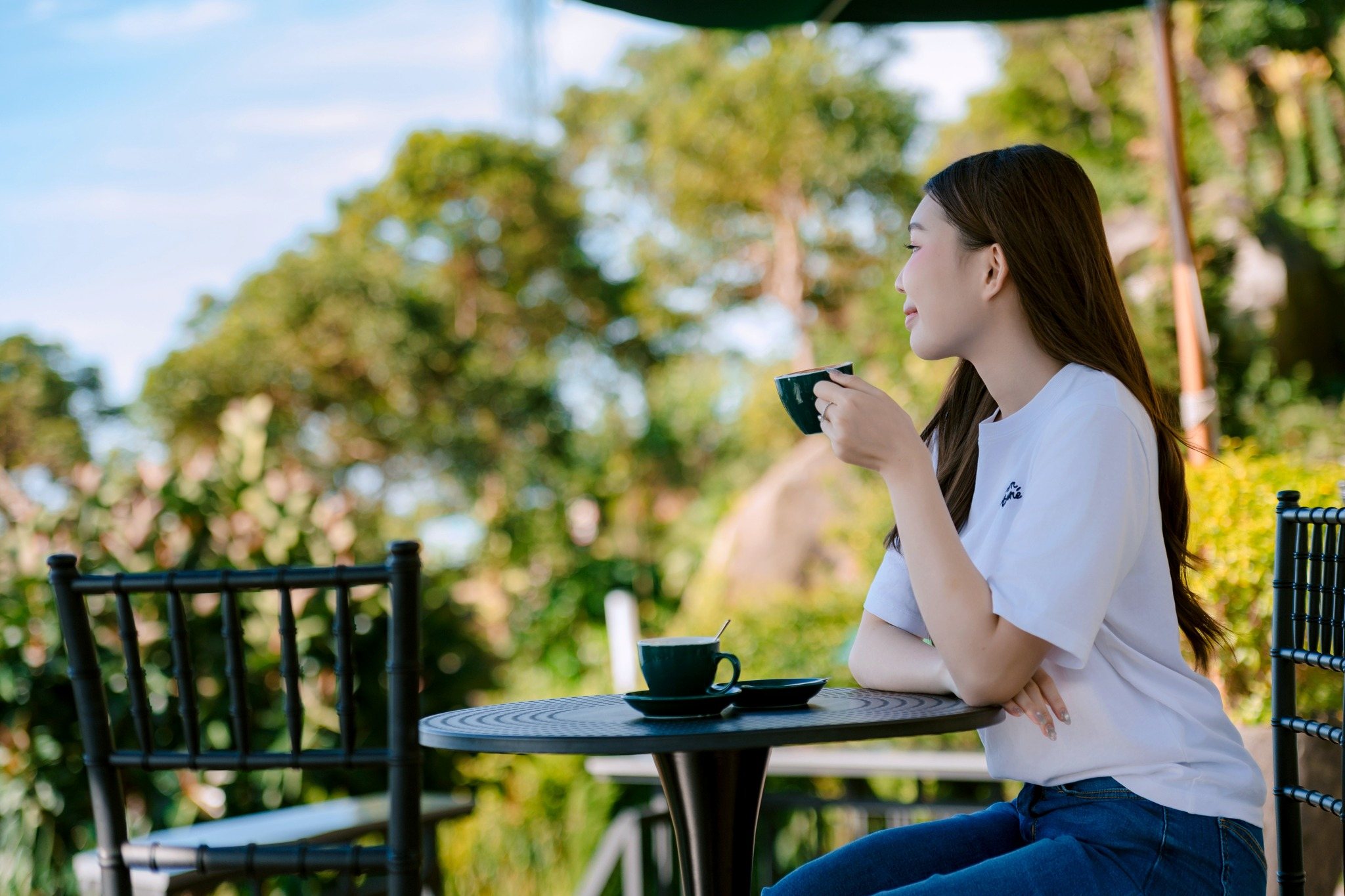 Thưởng thức một cốc cà phê trên đỉnh núi là trải nghiệm thú vị với nhiều du khách