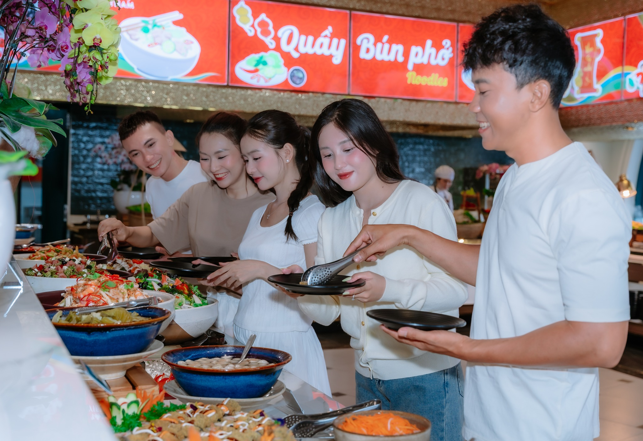 Du khách có thể trải nghiệm đa dạng ẩm thực vùng miền khi tới Núi Bà Đen