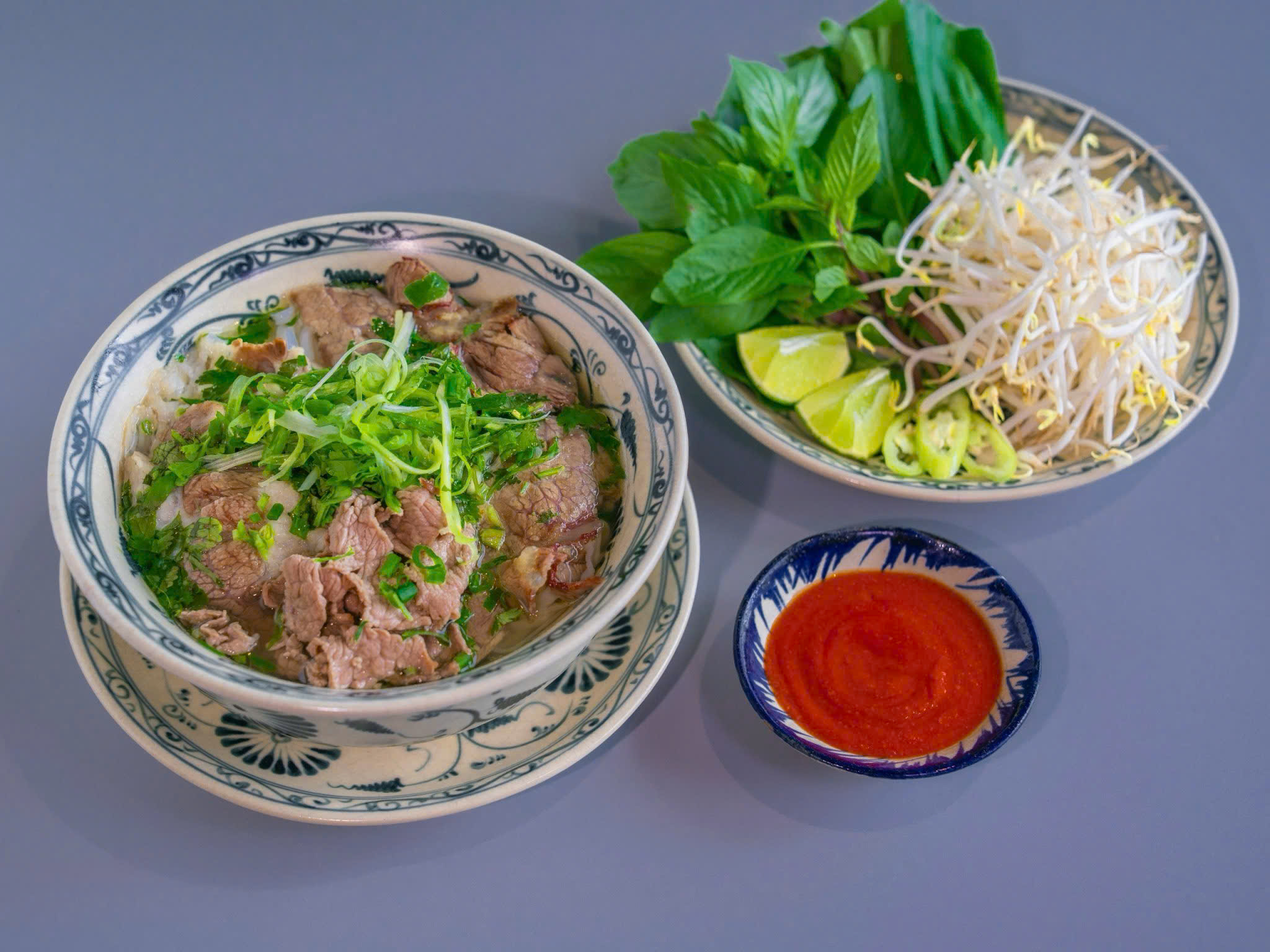 Những bát phở bò nóng hổi và ngon mắt tại Núi Bà Đen