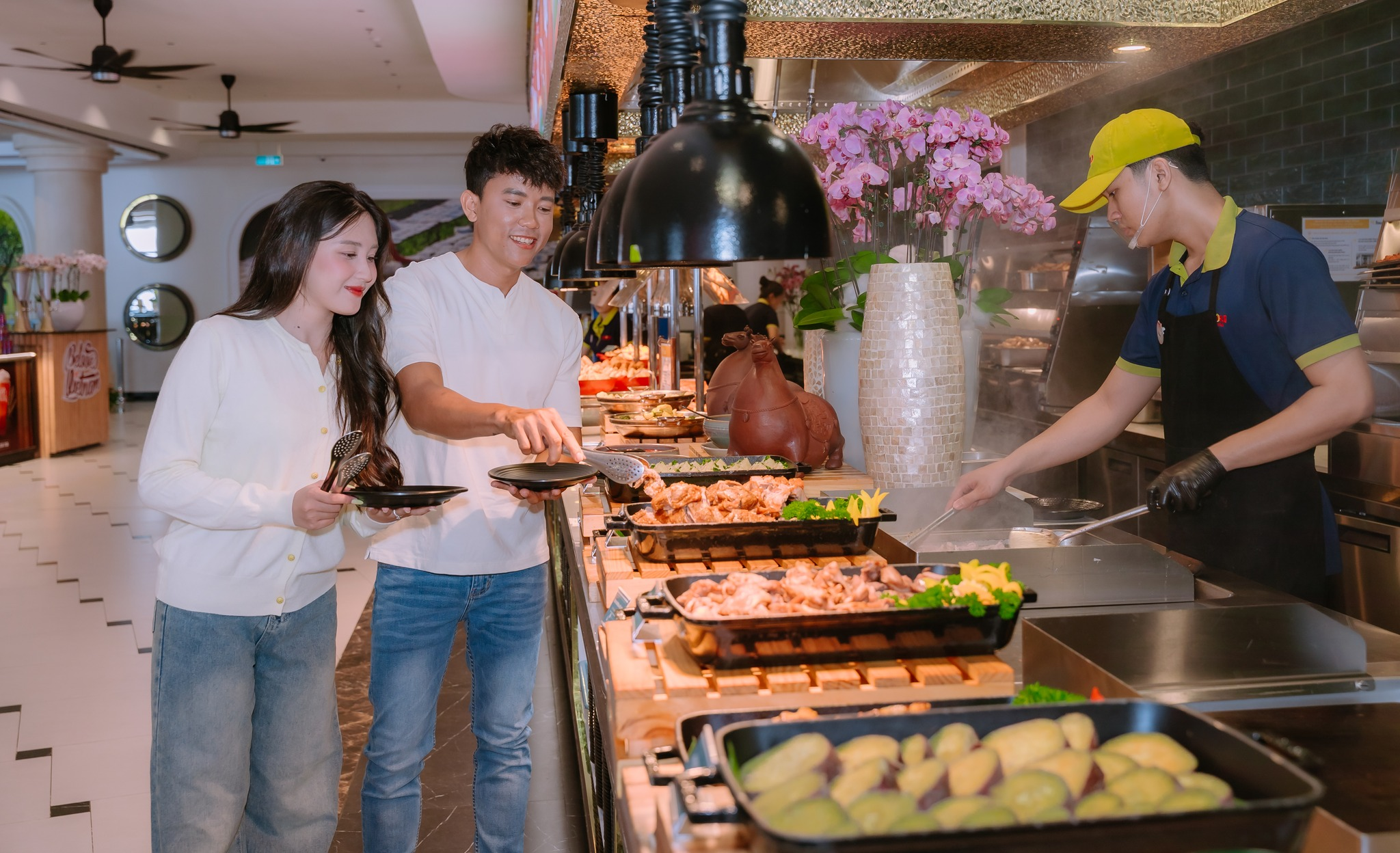 Du khách thích thú trải nghiệm buffet 3 miền tại nhà hàng Vân Sơn