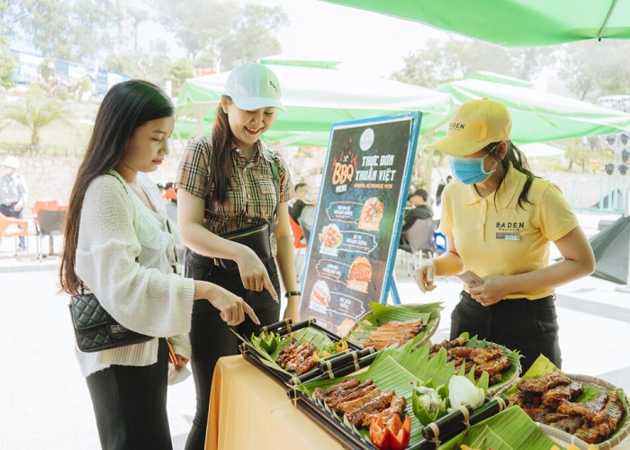 Du khách có thể trải nghiệm đa dạng món ăn tại núi Bà Đen