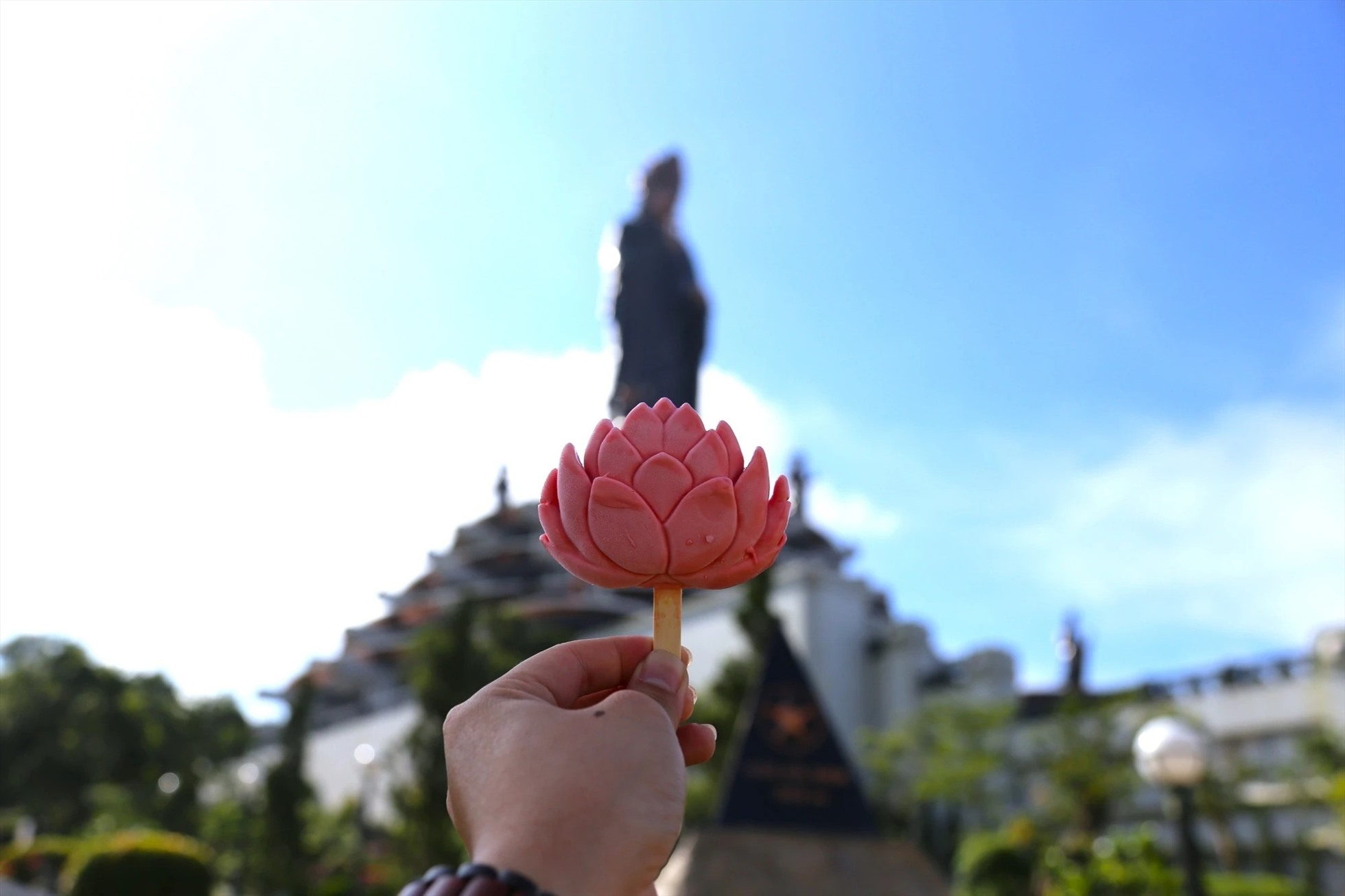 Du khách check-in cùng kem núi Bà Đen trước Tượng Phật Tây Bổ Đà Sơn